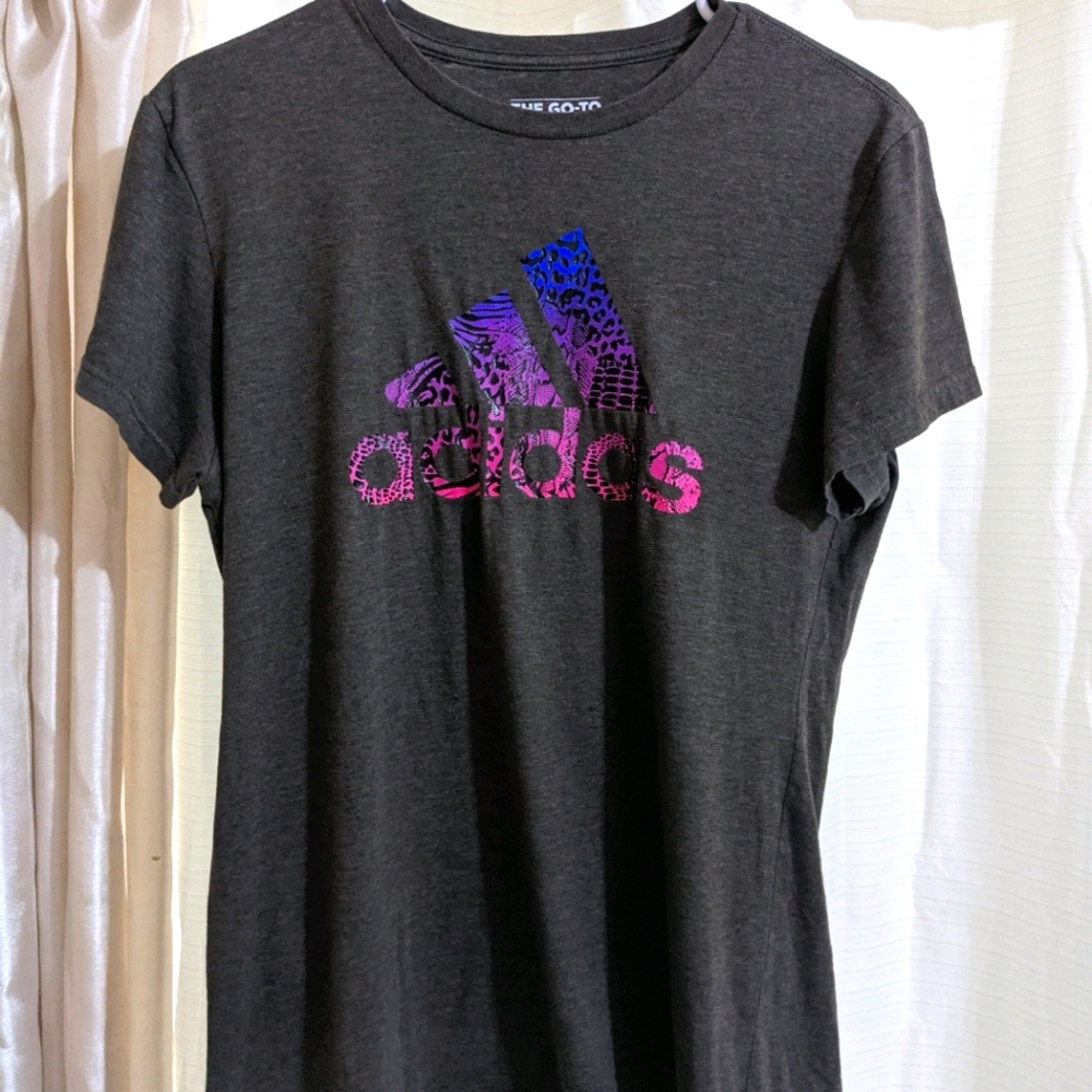 ✨2 for $15✨✨Adidas logo tee